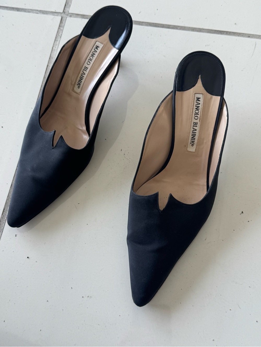 Manolo Blahnik Black Satin Kitten Heel Pointed-Toe Mules Shoes Rare - Picture 1 of 6